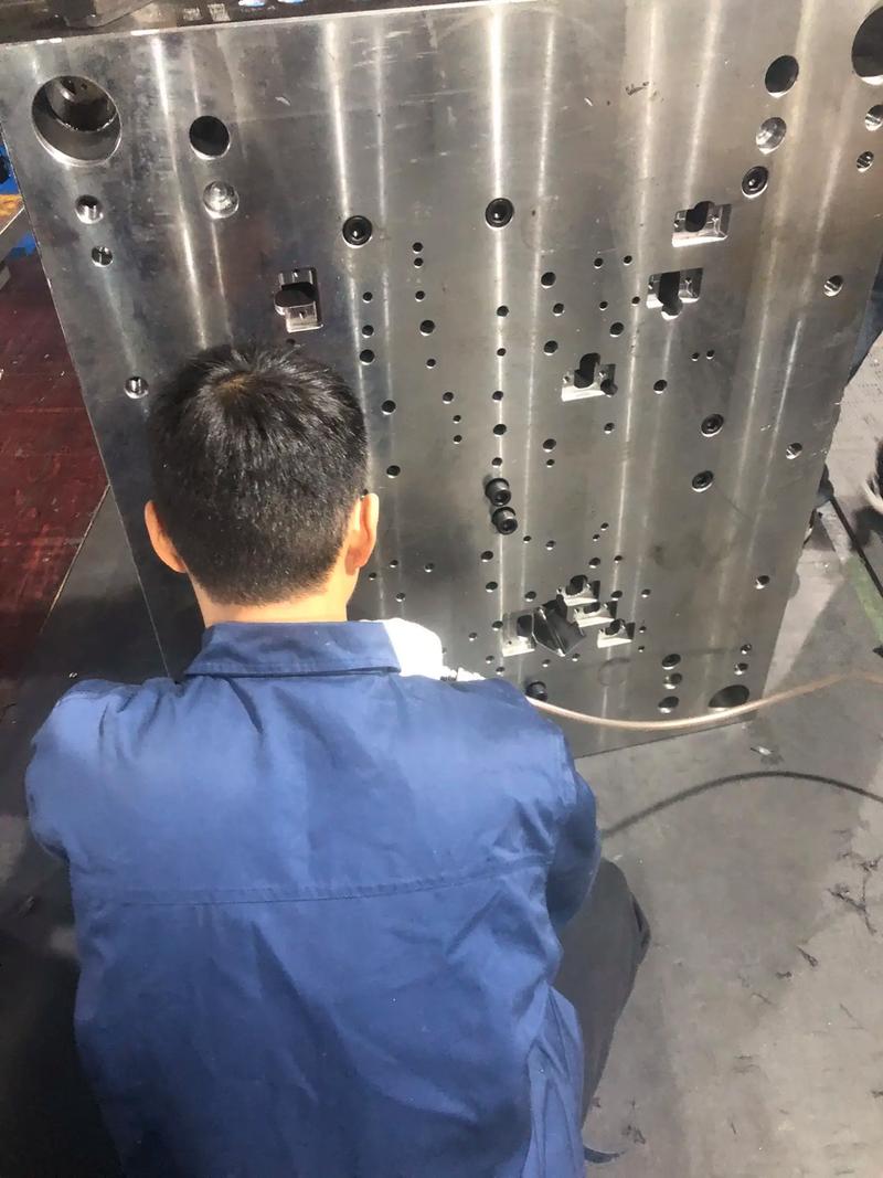 协作拼搏，按时完成模具试模任务