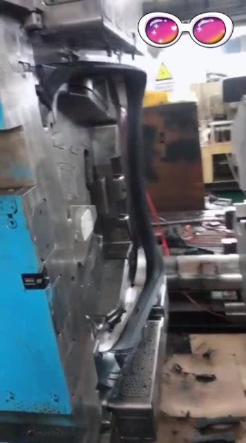 宝马汽车模具后窗产品试模品质卓越 精益求精的绝对杠扛表现